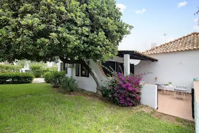 Image de Maison de vacances 'Pedras Del Rei I' avec piscine partagée, Wi-Fi et climatisation.