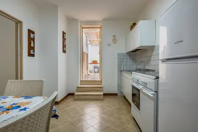 Image de Appartement \"Bagnara Due\" avec vue sur la mer et jardin privé.