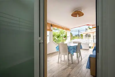 Image de Appartement \"Bagnara Uno\" avec vue sur la mer, terrasse privée et climatisation.