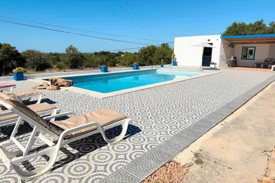 Maison de vacances 'Bela Vista Retreat - Margarida' avec vue sur la mer, Wi-Fi et climatisation.