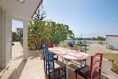 Image de Maison de vacances 'Bela Vista Retreat - Lavender' avec vue sur la mer, Wi-Fi et climatisation.