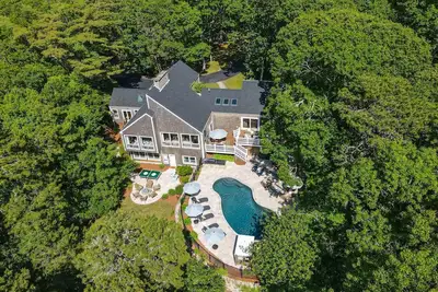 Image de 4br 4ba Osterville home with pool, hot tub, game room-minutes from the beach!