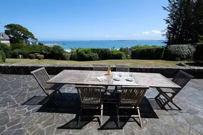 Image de Villa rénovée dans parc, très grande vue mer, à 5 minutes à pied de la plage