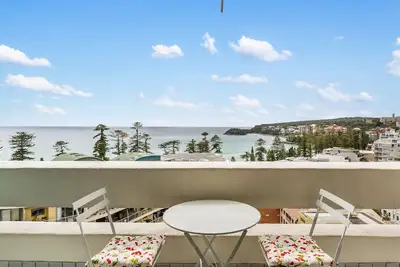Apartment with Pool Access, a minute to the Beach