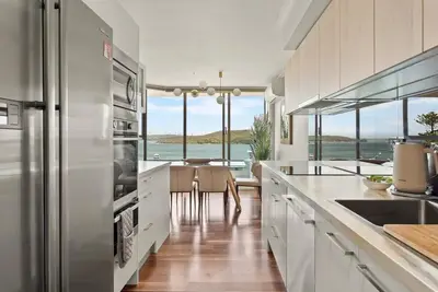 Image de Elegant 2-Bed Unit with Expansive Harbour Views
