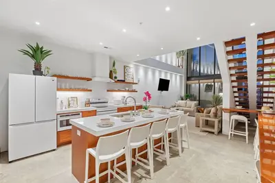 Image de Vacation Villa 5 mins to King St ‘The Canary Palm’