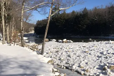 Image de Relaxing White Mtn Riverfront retreat, free shuttle to Loon