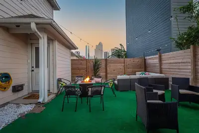 Image de Art Deco with Skyline Views, King Bed, Pets welcome, >30 days