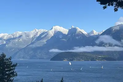 Image de A cozy guest suite with a panoramic ocean view facing the Howe Sound Mountain
