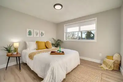 Image de Home away from Home! Clean and bright remodeled 3 bedroom home w all essentials!