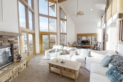 Image de West Ridge #12 - Spacious and Striking. Peaceful and Private - Your own Mountain Paradise by RedAwning