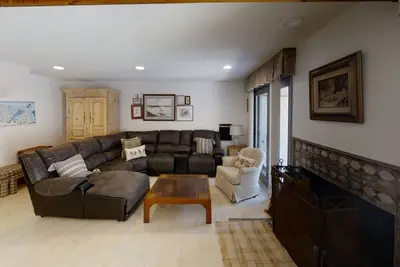 Image de Shamrock #70 - Location is King at this Lovely 4 Bedroom Townhome by RedAwning