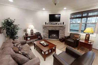 Image de Black Bear Crossing #12 - The Slopes are Calling! Your Ideal Winter Getaway Awaits! by RedAwning