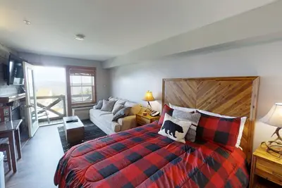 Image de Highland House #315 - Epic Sunrises await you in the Heart of the Village! by RedAwning