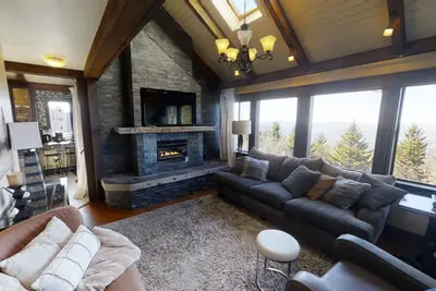 Image de Pedestal House #01 - Luxurious Modern Comfort on the Highland Ridge by RedAwning