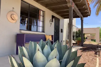 Image de April-Dec 2026 available! Come enjoy 55+ community near Gvr! Centrally located.