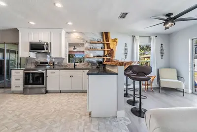 Image de Newly Renovated Home 1. 7 mi to Beach