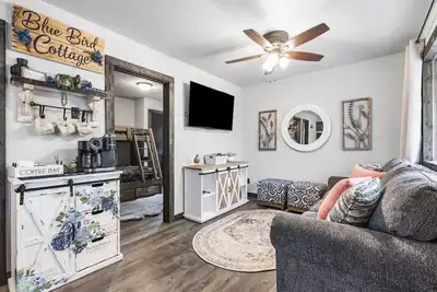 Image de Bluebird Cottage - Hot Tub - Pool - Coffee - Fire Pit - less than 1 mile to Sdc!