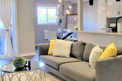 Image de Chic & Cozy Three Bedroom Home