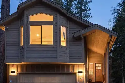 Image de New Construction Luxury w/ Hot Tub–mins to beach, ski, hike, golf