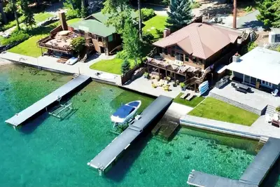 Image de Lakefront Family Getaway: WiFi, Hot Tub, Pool Table, Right on Lake Chelan
