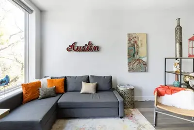 Image de Comfy Bijou Studio in Trendy East Austin