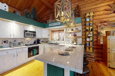 Image de Log Cabin with Hgtv Style Backyard  Incredible property