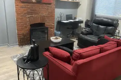 Image de Comfortable and clean whole apartment, great for couples and friends getaways.