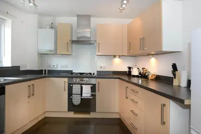 Image de This townhouse is a 4 bedroom(s), 2. 5 bathrooms, located in Southampton, Hampshire.