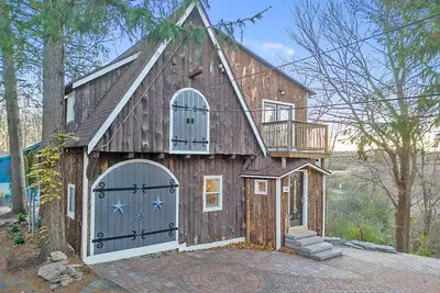 Image de Close to downtown and Syracuse University with fire pit!