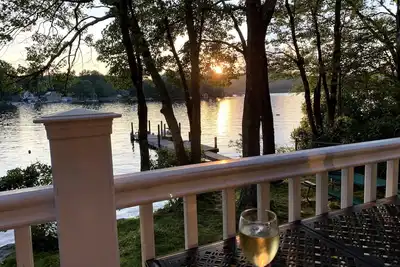 Image de Sunset View Lake Front Home Rental