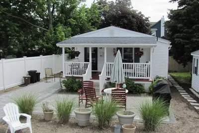 Image de Quaint cottage 5- blocks to the beach.