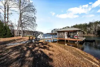 Image de Cozy yet spacious waterfront home on Lake Anna's private side