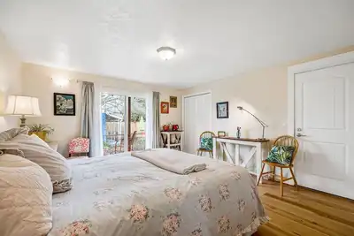 Image de Sweet Dreams Private Entrance, 5 blocks, Walk/Ride to River