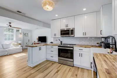 Image de Coastal Cottage in Historic Amelia Island