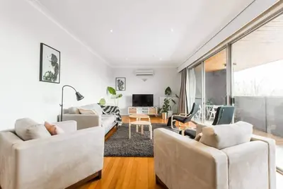 Image de 🐶🐶 Pet Friendly : Large 5bd, 3bth, pool, public transport. 🐶🐶