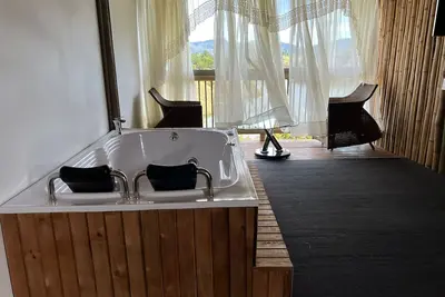 Image de Tornado Suite cabin with jacuzzi, overlooking the lake