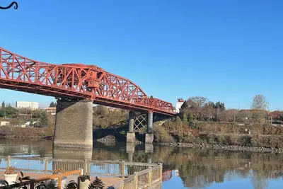 Image de 840 square foot 1-bedroom 1 bath condo on the River. 2 balconies! Pool. Hot tub.