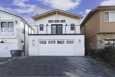 Image de The Beach is at the end of your block!