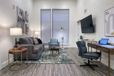 Image de Bright & Sunny Top Floor • Ada Elevator • Walk Downtown • Garage • in-unit W/D