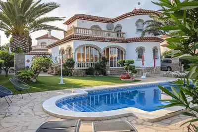Luxurious villa, pool, air conditioning, fantastic garden directly in Miami Platja