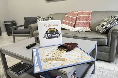 Image de Schuss Mountain. Chair lift rides for fall colors. Sleeps 6. Pool Dog Friendly