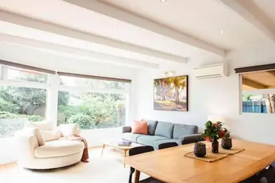Image de Very Cool Mid Century, Pet Friendly Urban Oasis