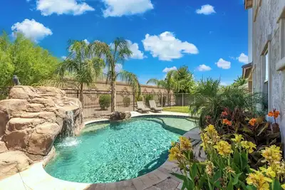 Image de Heated Pool in massive 2800 sq foot 4 bed house within 20-25 min of major cities