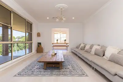 Image de Spacious family getaway in style on a quiet street.