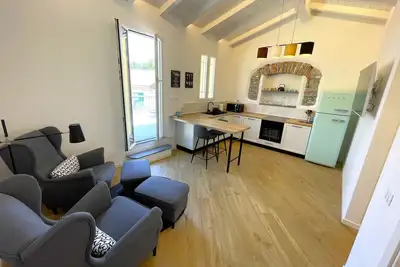 \"Sun\" Penthouse downtown ten minutes from beaches