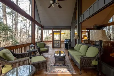 Image de Minutes to downtown Cashiers! Mountain retreat with a wood-burning fireplace and spacious screened-in porch.