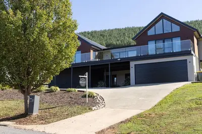 Image de Welcome to 24 Mountain Mist a modern property with entertaining and relaxation at its best