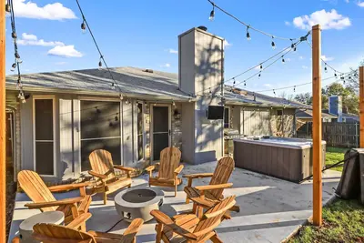 Image de Cozy Updated Home w/ Hot Tub minutes from Dfw Airport