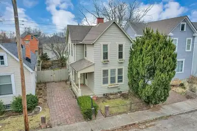 Image de The Schumacher Cottage- 2 Br w/ Parking & Yard